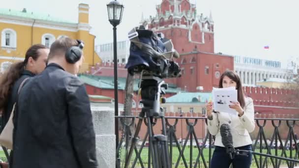 Un groupe de journalistes fait du reportage — Video