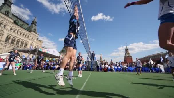 Voleibol en plena marcha — Vídeo de stock