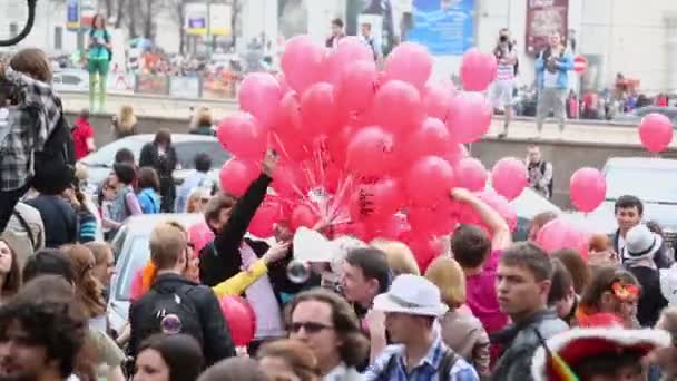 Mensen nemen rode ballonnen — Stockvideo