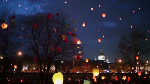 Molte lanterne giapponesi volano di notte — Video Stock
