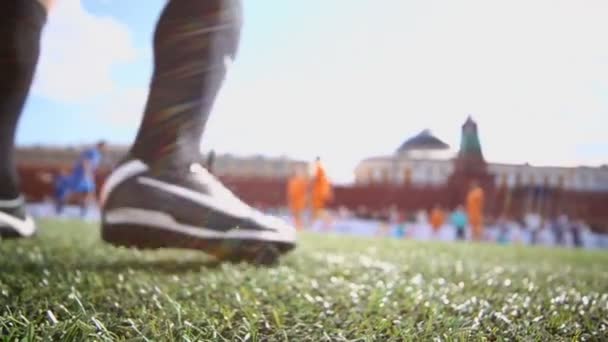 Benen van scheidsrechter tijdens de voetbalwedstrijd — Stockvideo