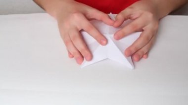 Geometrik şekillerde kağıt katlama elleri