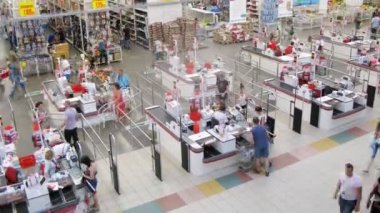 İnsanlar Auchan, nakit masasında