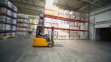 Yükleyici Caparol Fabrikası'nda üzerinde adam rides