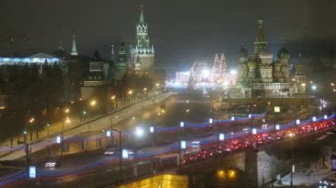 Köprü nehir ve Kremlin üzerinden trafik