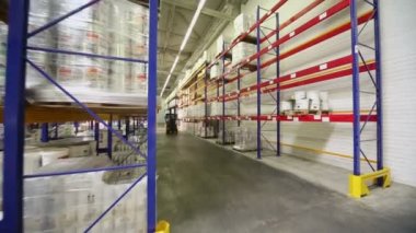 Yükleyici Caparol Fabrikası'nda üzerinde adam rides