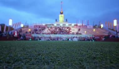 Suni çim sahası tribün yakınındaki
