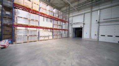 Mallar üzerinde büyük bir depo raflar