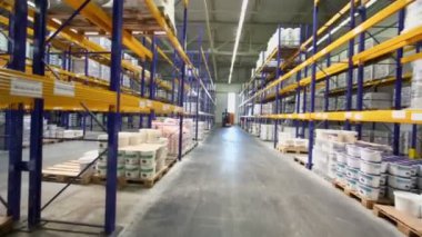 Hareket altında depo raflar