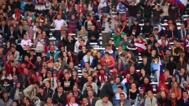 Birçok Rus taraftar tribün üzerinde oturmak