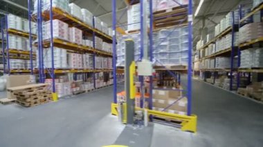 Satırları büyük depo raflar