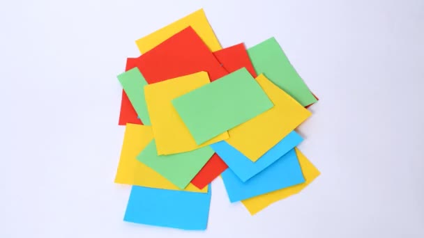 Перемещение цветных листов бумаги — стоковое видео