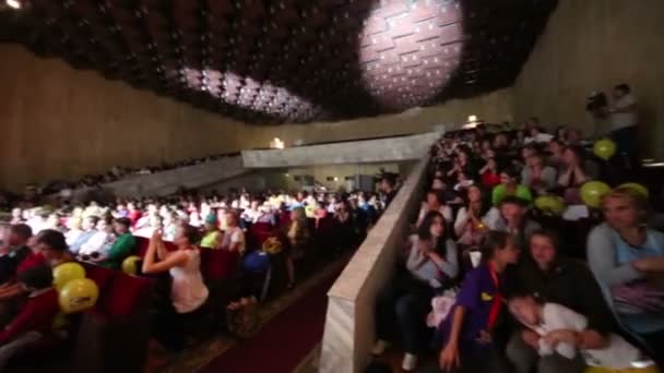 Los espectadores se sientan en el salón del teatro — Vídeos de Stock