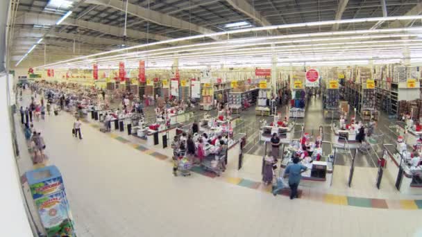 Gente en el cajero de Auchan — Vídeos de Stock