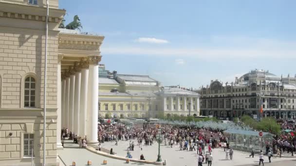 Gente que pasa por el teatro Bolshoy — Vídeos de Stock