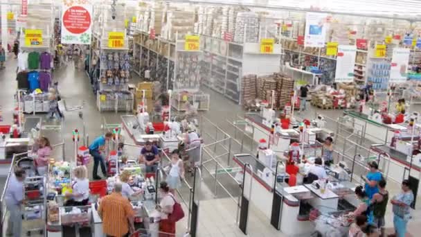 Produtos de digitalização de caixa em Auchan — Vídeo de Stock