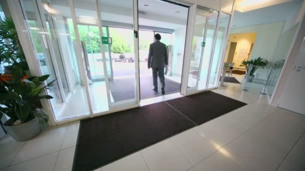 Férfi sétál át a bejárati ajtó — Stock videók
