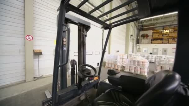 Cabina de cargador en almacén — Vídeos de Stock