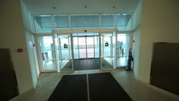 Κίνηση μέσω συρόμενες πόρτες γυαλιού — Αρχείο Βίντεο