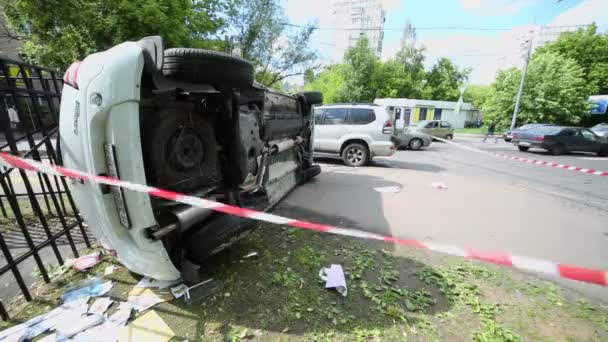 कार दुर्घटना के पास चेतावनी रिबन — स्टॉक वीडियो