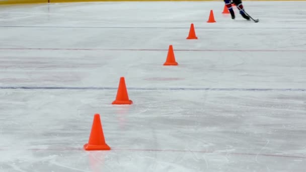 Giocatore di hockey con mosse bastone — Video Stock