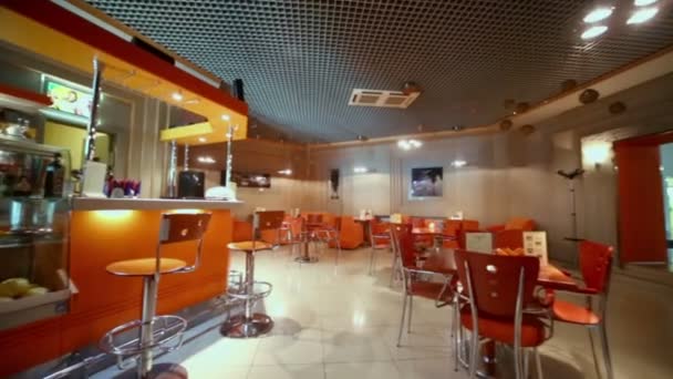 Пустой кафе-бар в оранжевых тонах — стоковое видео
