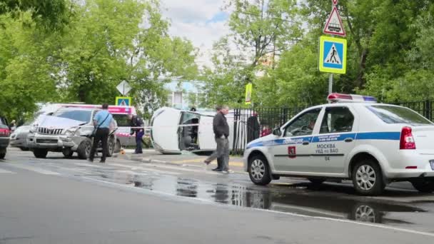 Politiewerk op ernstig auto-ongeluk — Stockvideo