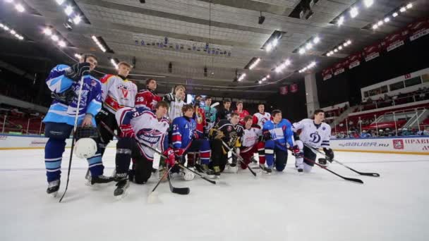Hockey players on closing ceremony — Stock Video