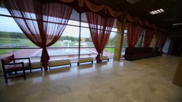 大厅与窗口和喷泉 — 图库视频影像