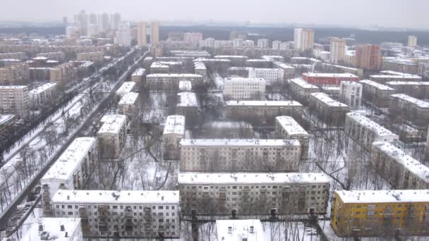 Luchtfoto van besneeuwde stad — Stockvideo