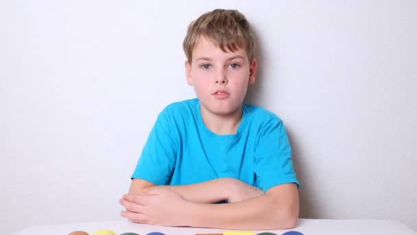 Barevné kousky papíru pohybuje kolem chlapce — Stock video