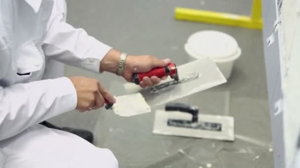 Worker in white uniform cleans spattle — Stock Video