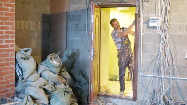 Молодые рабочие демонтируют деревянные двери — стоковое видео