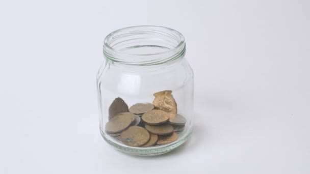 Montones de monedas en frasco — Vídeo de stock