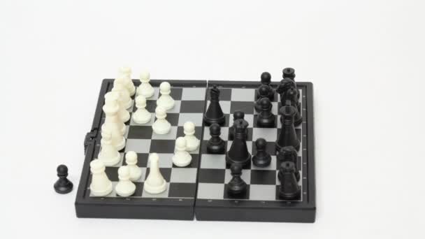 Schachpartie isoliert auf Weiß — Stockvideo