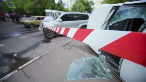 Попереджувальній стрічці біля пошкоджених автомобілів — стокове відео