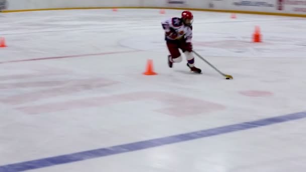 Jugador de hockey se mueve — Vídeos de Stock