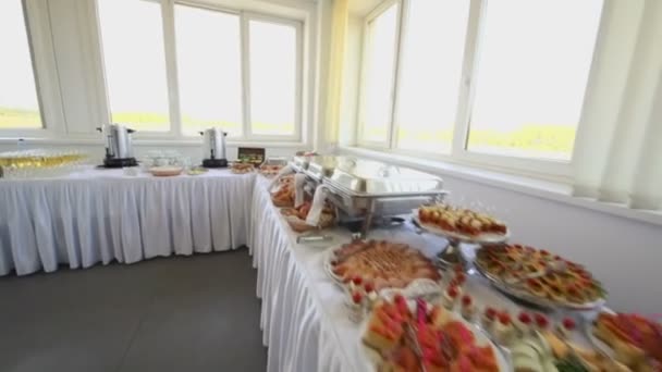 Różnych żywności i szkło na stole bufet — Wideo stockowe