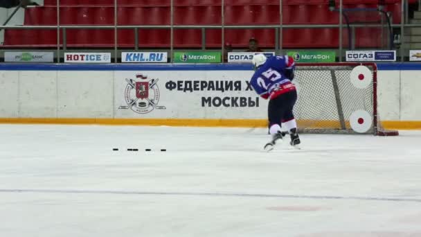 Eishockeyspieler schießt mehrere Pucks — Stockvideo