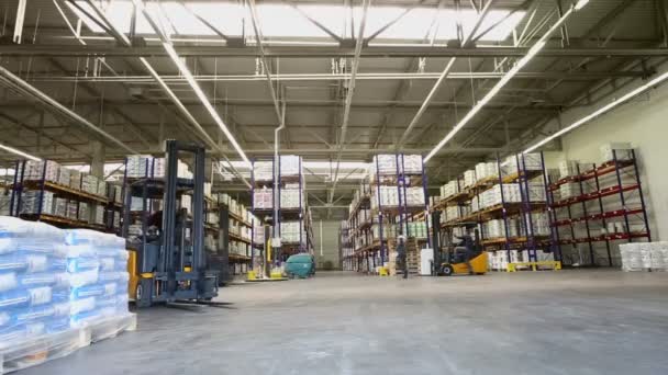 People work on loader in warehouse — Stock Video