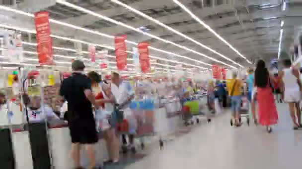 Verkeer van de mensen in de buurt van caissière in Auchan — Stockvideo