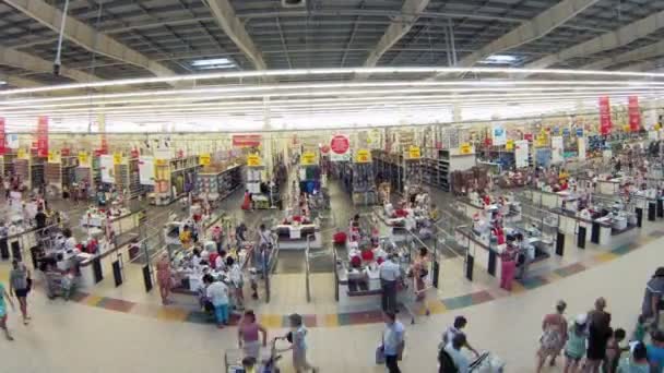 Clientes en la caja de Auchan — Vídeos de Stock