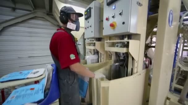 Homem trabalha na fábrica de Caparol em Moscou . — Vídeo de Stock