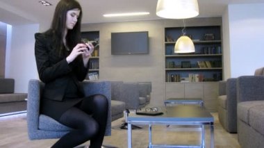 genç iş kadını ofiste poz