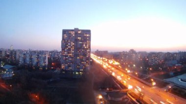 Işıklı karayolu ile şehrin havadan görünümü