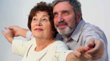 İhtiyar yaşlı kadın duruyor