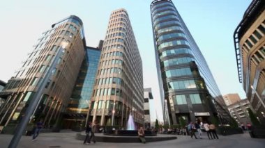 Ofis binaları insanlar yürümek