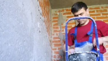 Alçı duvar üzerinde koyarak merdiven üzerinde çalışan