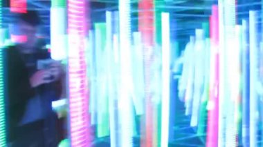 Ayna labirentinde hareketli insanlar