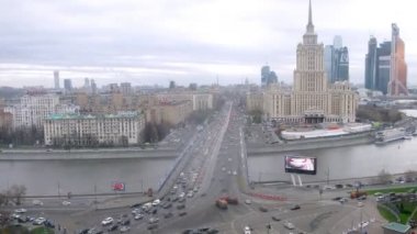 Ukrayna otel ile Novoarbatsky köprüde trafik